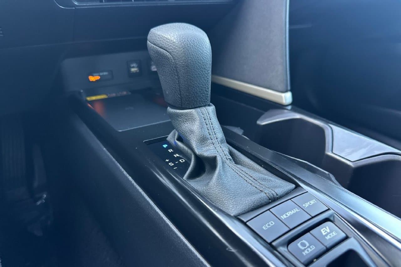 2025 Toyota Camry LE 17