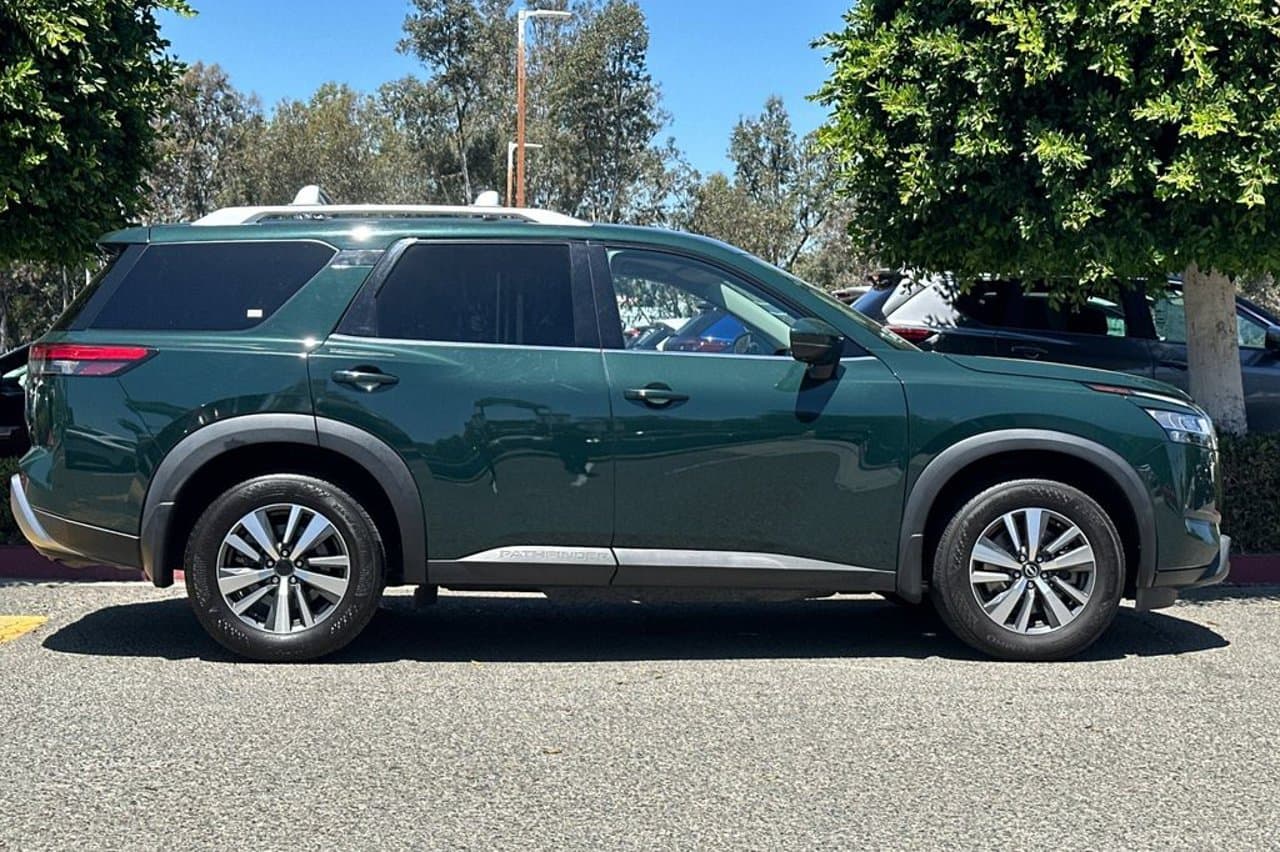 2024 Nissan Pathfinder SL 3