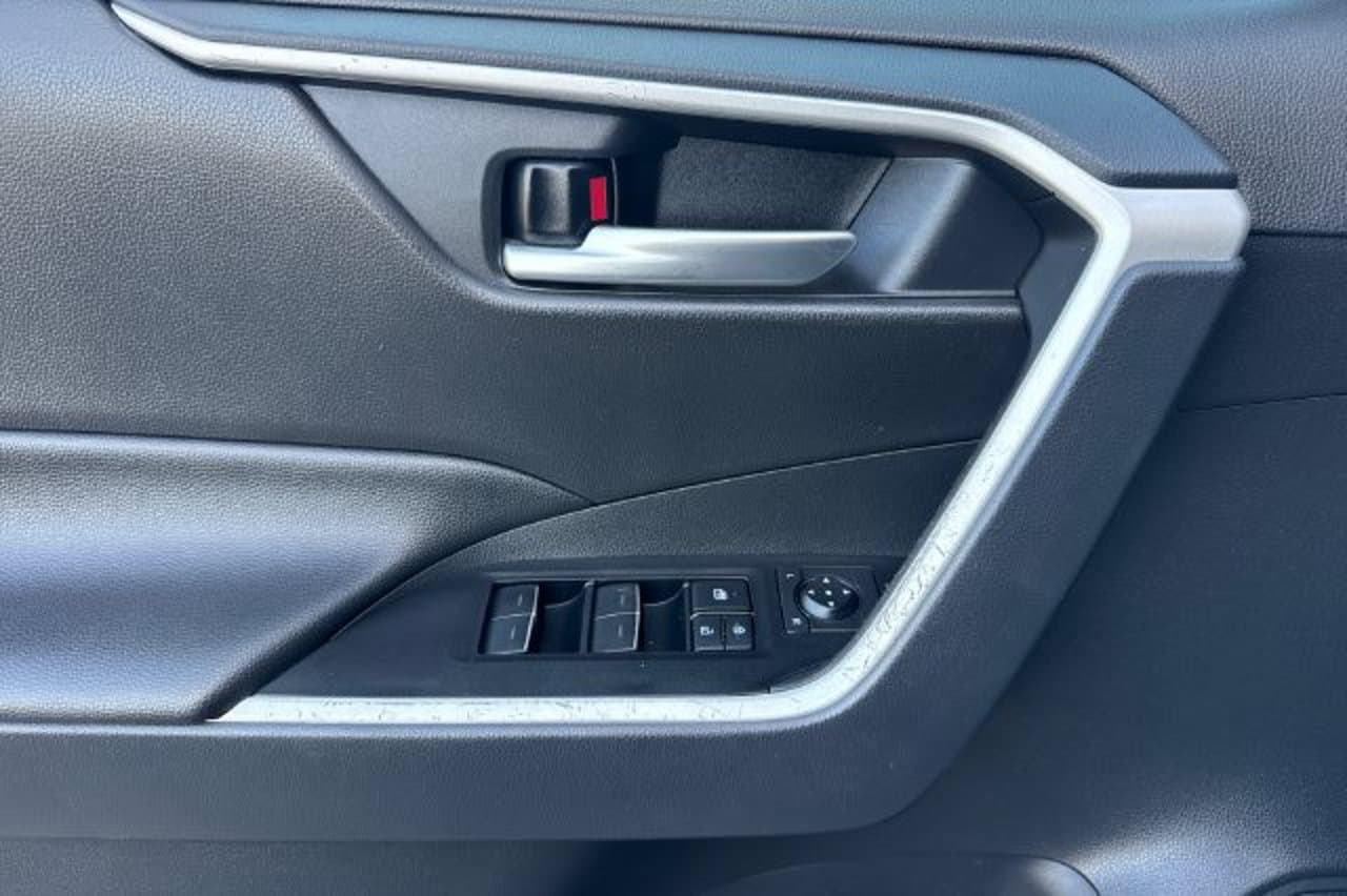 2025 Toyota RAV4 Hybrid XLE 9