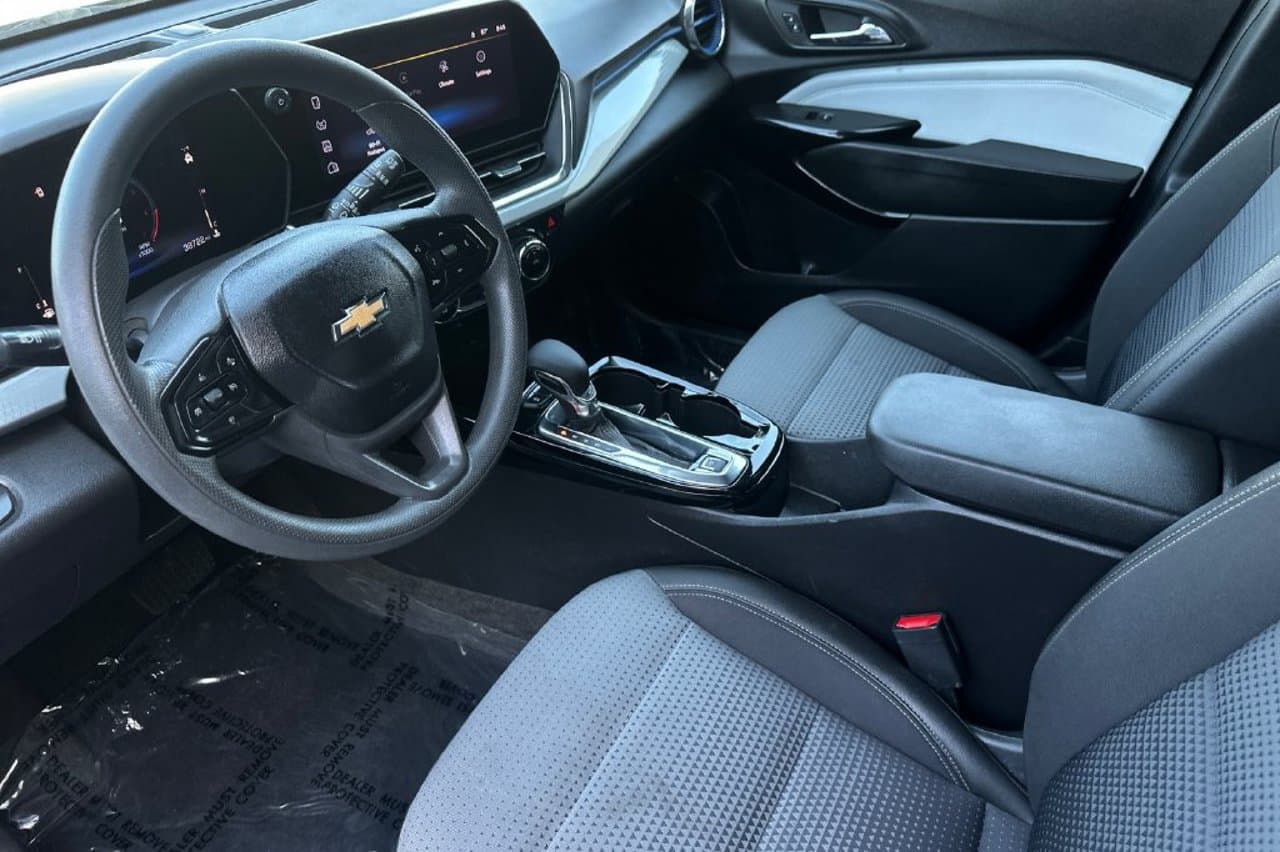 2025 Chevrolet Trax LT 8