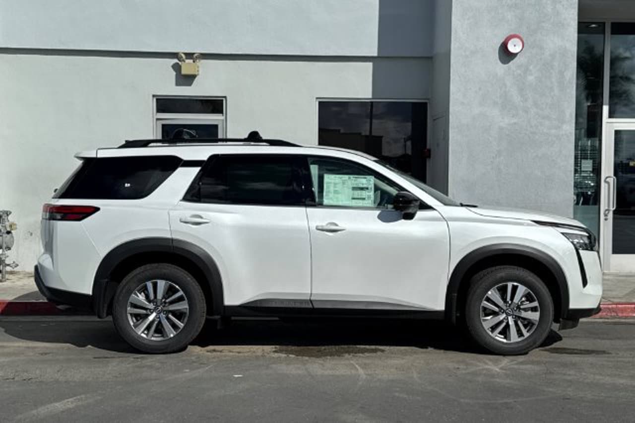 2026 Nissan Pathfinder SL 2