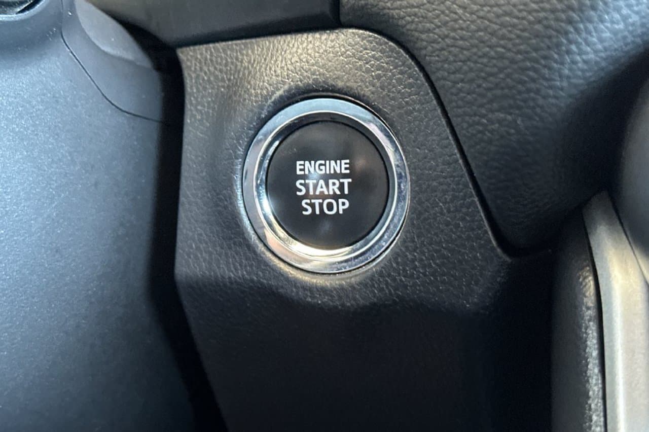 2025 Toyota RAV4 XLE 19
