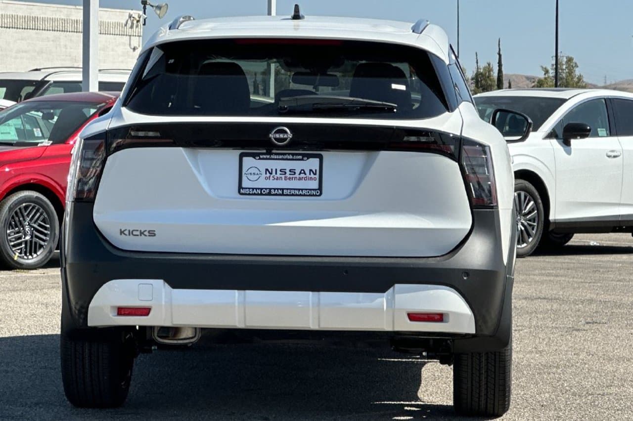 2027 Nissan Kicks SR 4