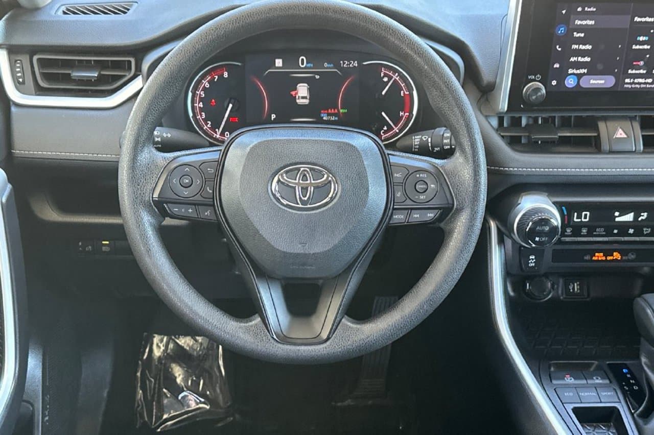 2025 Toyota RAV4 XLE 12
