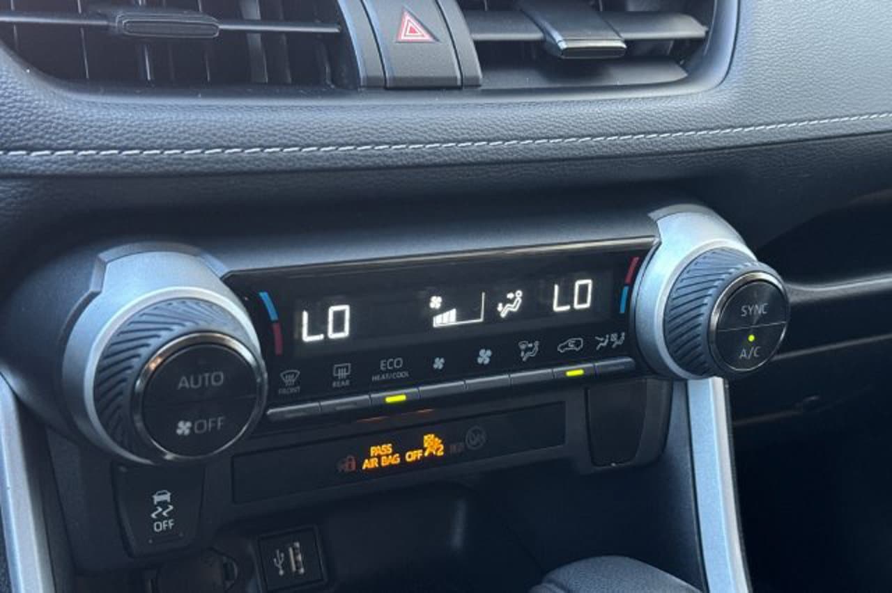2025 Toyota RAV4 Hybrid XLE 18